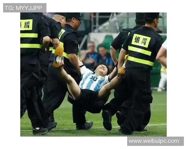 足球明星驾车怒骂路人视频引发热议背后故事揭秘